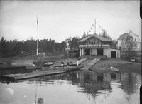Første båt- og klubbhus Norske Studenters Roklub, oppført 1907, erstattet av dagens i 1922. Foto: Narve Skarpmoen/Nasjonalbiblioteket