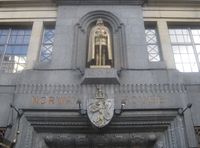 Riksvåpenet på fasaden til Norway House i London i versjon fra 1905 med liten oppvoksende løve på kronen.