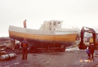 Her vert båten flytta frå utsida av verkstaden og til slippen