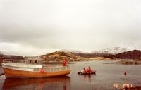 Her er båten på sjøen men riggen manglar.