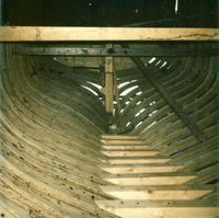 Her ser me korleis bunnstokkane er felte ned på spanta.