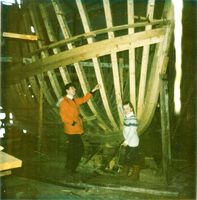 Her er familia på synfaring