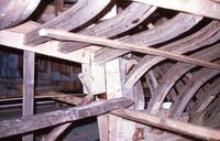 Her ser me korleis spanta er monterte foran og bak stilken.