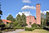 Rådhusgata 1, Notodden kirke, med en del av Rådhusplassen. Foto: Roy Olsen (2020).