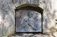 Minneplate for Alf Andersen ved Notodden kirke. Foto: Roy Olsen (2018).