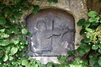 Minneplate for Gjermund Haugen ved Notodden kirke utført av Kari Buen. Foto: Roy Olsen (2018).