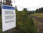 Plakat ved Numedalsbanen sør for Flesberg som forteller om at det kjøres godstrafikk til Flesberg høsten 2013. Foto: Stig Rune Pedersen