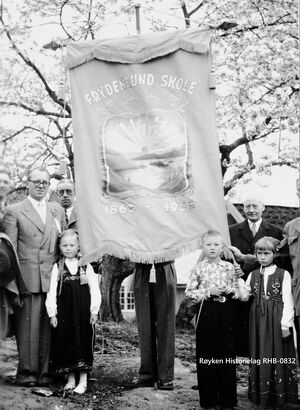 Ny fane på Frydenlund Skole (RHB-0832).jpg