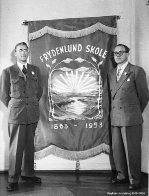 Ny fane på Frydenlund Skole (RHB-0854).jpg