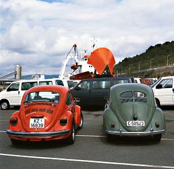 Volkswagen "boble" kom til å prege småbilsektoren helt fram mot århundreskiftet. Her i gammel og ny utgave. Foto Bjørn Foss.