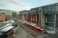 Nedgangen til T-banen til venstre og Handelshøyskolen BI til høyre. Foto: Alasdair McLellan (2008).