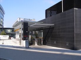 Nedgang til Nydalen stasjon. Foto: Sean Hayford O'Leary (2007).