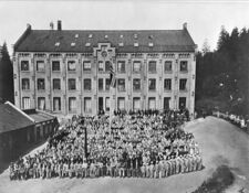 Nydalens Compagnies veveri (1864-1866), her med arbeiderne foran veveriet. Foto: Per Adolf Thorén/Oslo Museum (1878).