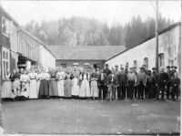 Det eldste spinneriet til høyre, arbeiderboliger til venstre. Foto ca. 1896. Fotograf: Ukjent.
