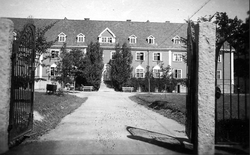 Nye Kasernen fra 1925 etter påbyggingen mot øst i 1929.