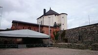 Fra den indre gårdsplassen på Nyköpingshus. Hvert år spilles skuespillet "Nyköpings gästabud" med handling fra hendelsene på slottet i desember 1317-februar 1318. Foto: Siri Iversen (2015).