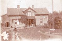 Bygningen i Nyland før den ble malt hvit (før 1930).