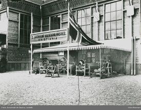 Verkstedets utstilling på Den norske Industri- og Kunstutdstilling på Tullinløkka i 1883. Foto: Ludwik Szacinski De Ravicz/Oslo Museum (1883).