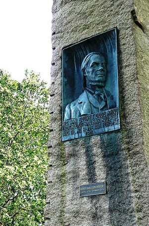 Obelisk med Hans Niesen Hauge.jpg