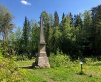 Obelisken på Gjellebekk marmorbrudd, reist 1749 etter kong Frederik Vs besøk 25. juni dette året, et av Norges eldste offentlige minnesmerker. Foto: Lieropplevelser