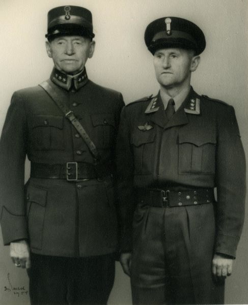 Fil:Oberst Frisvold, far og son.JPG