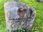 Arkitekt og professor Odd Østbyes grav på Steinsskogen gravlund. Foto: Stig Rune Pedersen (2023).