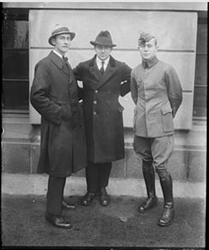 Odd Dahl til høyre, med Oskar Omdal til venstre og Odd Arnesen i midten.