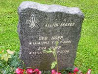 Speidersymbolet og mottoet Alltid beredt på speiderleders gravminne på Vestre gravlund i Oslo. Foto: Stig Rune Pedersen