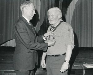 Odd Hopp mottar Kongens fortjenstmedalje i 1975.jpg