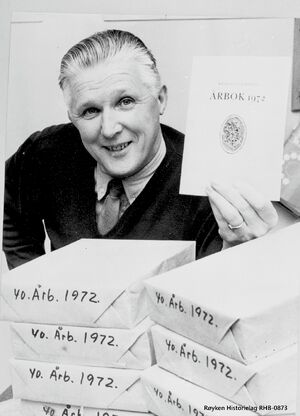 Odd Sandlund med Historielagets årbøker 1972 (RHB-0873).jpg