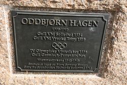 Tekstplaten forteller om Oddbjørn Hagen skibragder. Foto Steinar Bunæs.