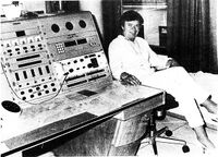 Fullmektig (telegrafist) Oddny Bendigtsen i Harstad Radios lyttevaktrom i Hans Egedes gate 6 i august 1985. Foto Sevald Eilertsen - Harstad Tidende.