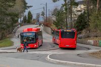 To busser på linje 81 møtes i krysset Valhallaveien/Sønsterudveien på Ødegården. Busslinjen ble forlenget i januar 2022, og går nå mellom Myrvoll og Fornebu. Foto: Leif-Harald Ruud (2021)