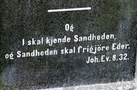 Og I skal kjende Sandheden. Fra Johannnes 8.32 på Vår Frelsers gravlund i Oslo.