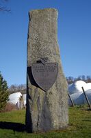 Minnesmerket ved kyrkja, avduket av kronprins Olav i 1951. Foto: Bjarte Hetland (2008).