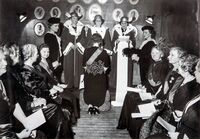 Foreningen hadde et eget ordenskapittel, Dona Mercuri, som delte ut tre grader av ordener. Foto: Ukjent/Anno Kvinnemuseet.