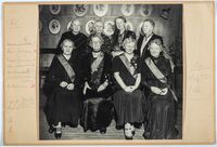 Noen av de dekorerte medlemmene: Ragna Kristensen, Anna Jaengen?, Rakel Amundsen, Sofie Lie, Carla Kjendlie, Nanna With og Helga Anderssen. Ukjent/Anno Kvinnemuseet.