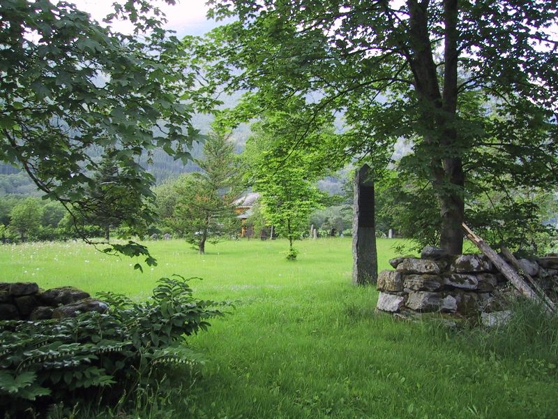 Fil:Oksendal gamle kirkegard.JPG