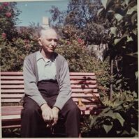 Olaf Vestli (1888-1970) utenfor Kilde, sommeren 1968. Foto:Else Wiger.