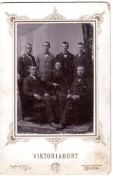 Bak frå venstre Olav Aamlid, Gunnar Breivik, Olav Breivik og Olav Momrak Haugane. Framme frå venstre Lars Bjørgulvson, Ingebjørg Momrak (Øystad) og Jakob Breivik. Ca. 1890.