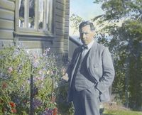 Olav Duun utenfor hjemmet sitt i Botne i 1928. Foto: Anders Beer Wilse
