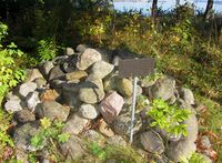 Røys med ballaststeiner fra Namdalen ved Duun-huset, lagt her i 1989. Foto: Stig Rune Pedersen