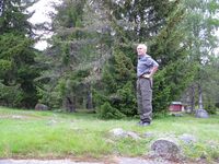 Olav Homlebekk ved tuftene etter plassen sommeren 2009.