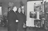 Kronprins Olav besøkte utstillingen 9. oktober 1953. Her ved standen til Halden kommune. Foto: Faksimile fra Haldenforeningen i Oslo 1949-1959 (1959)