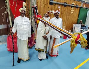 «Olavar thatha» (bondenissen) og hans hjelpere går rundt og deler ut godteri til barna. Foto: Marianne Wiig, 2023.