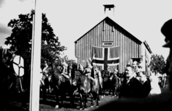 Prosesjonen inne på tunet.