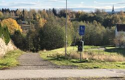 Oldtidsveiens fortsettelse mot Skedsmo kirke. Foto Steinar Bunæs 2021.