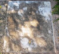 Graven til andre generasjon klokkestøpere, Ole Christian Olsen (1829-1906), på Sem kirkegård. Foto: Stig Rune Pedersen]] (2012)