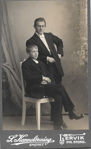 Ole Olsen med konfirmant Rolf Gulliksen på konfirmasjonssøndag , Leirvik på Stord i 1914. Foto S. Kannelønning, Stord.jpeg