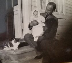 Ole med sin datter, Kari, Hokksund, 1929. Familien har alltid vært glad i katter. Foto: Ukjent
